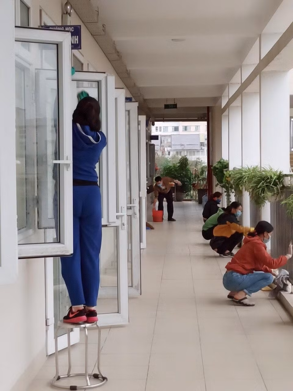 Giáo viên Trường Tiểu học Xuân Phương (Nam Từ Liêm) vệ sinh, khử khuẩn trường lớp. Ảnh: Nhà trường cung cấp