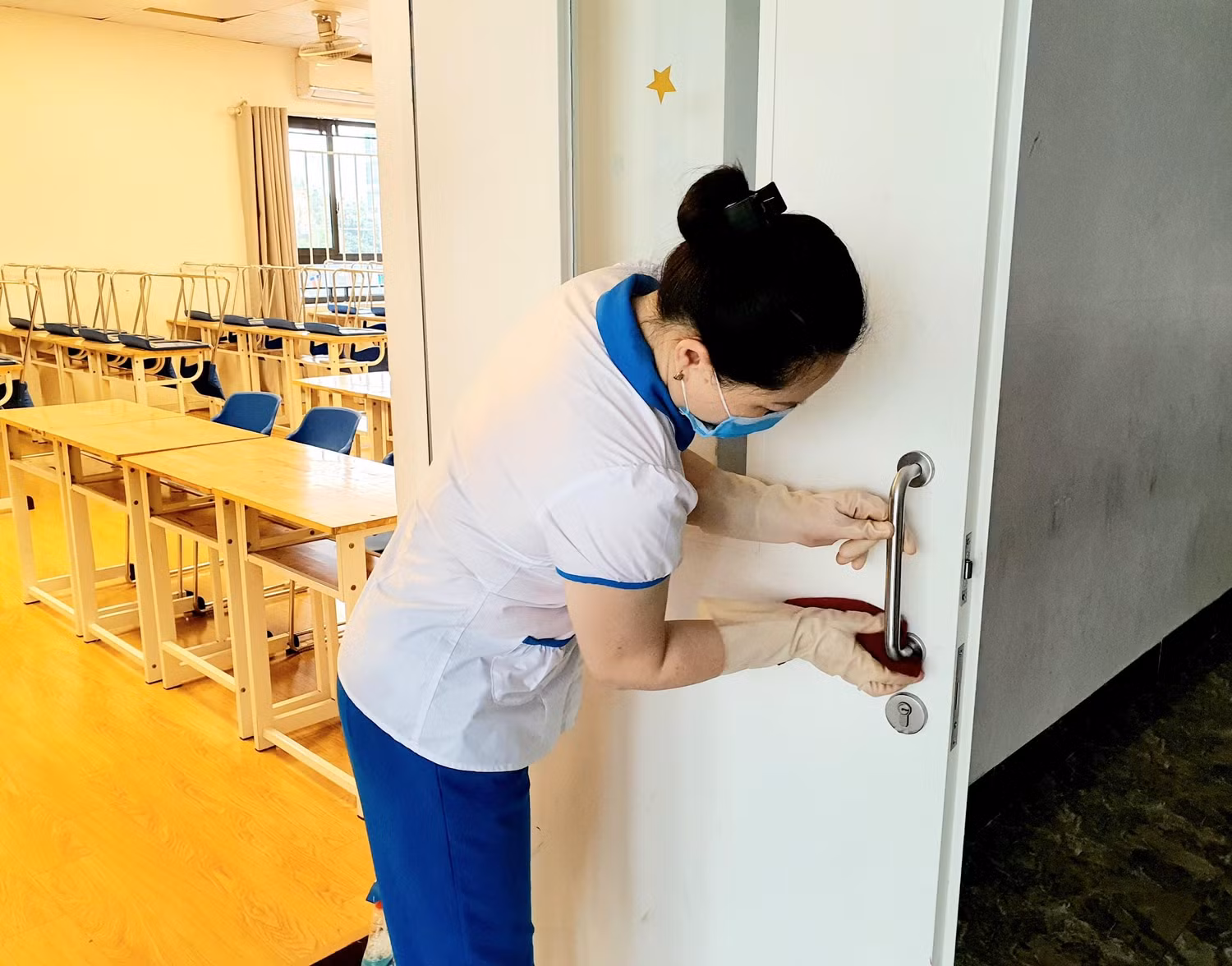 Cánh cửa lớp học được vệ sinh, sát khuẩn sẵn sàng đón học sinh quay trở lại trường. Ảnh: NTCC Cánh cửa lớp học được vệ sinh, sát khuẩn sẵn sàng đón học sinh quay trở lại trường. Ảnh: NTCC