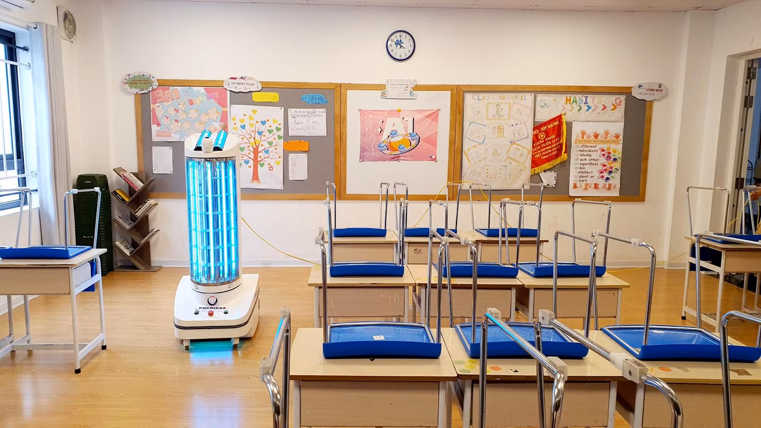 Robot phun khử khuẩn lớp học. Ảnh: NTCC Robot phun khử khuẩn lớp học. Ảnh: NTCC