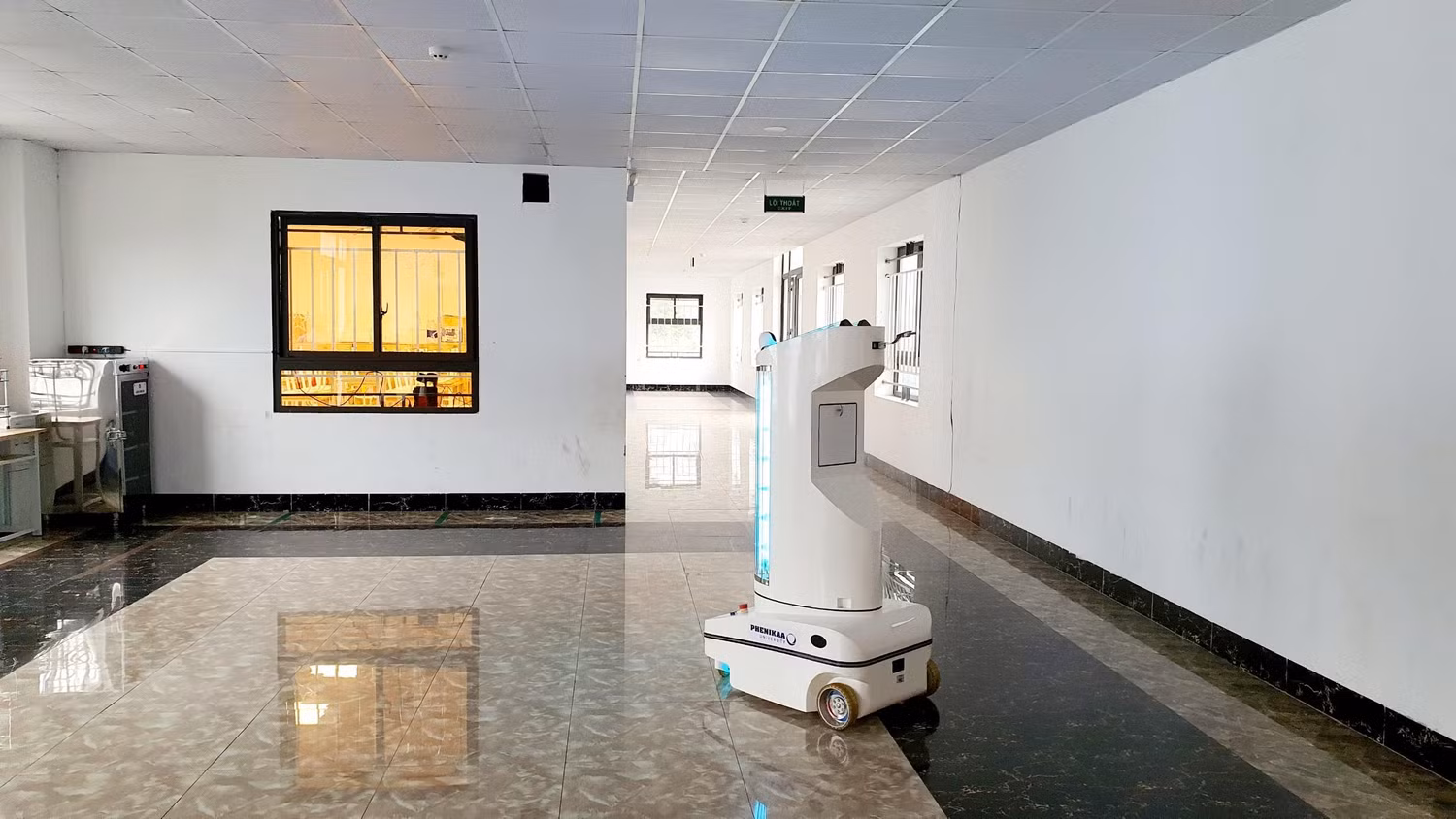 Robot phun khử khuẩn toàn bộ các khu vực trong trường. Ảnh: NTCC Robot phun khử khuẩn toàn bộ các khu vực trong trường. Ảnh: NTCC