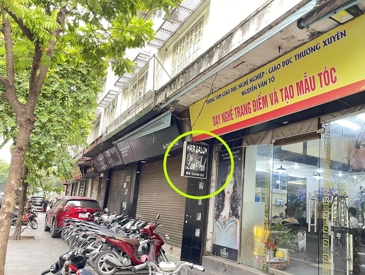 Biển hiệu phía trên đề tên của Trung tâm Giáo dục nghề nghiệp - Giáo dục thường xuyên Nguyễn Văn Tố, tuy nhiên ở dưới vẫn treo biển (trong ô khoanh vàng) là ""Hair Salon Lan Anh". Ảnh: Trung Dũng Biển hiệu phía trên đề tên của Trung tâm Giáo dục nghề nghiệp - Giáo dục thường xuyên Nguyễn Văn Tố, tuy nhiên ở dưới vẫn treo biển (trong ô khoanh vàng) là ""Hair Salon Lan Anh". Ảnh: Trung Dũng
