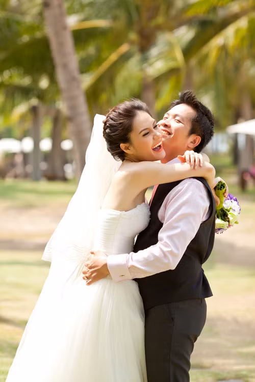 Ngoài ra, góp mặt trong lễ cưới còn có những tên tuổi đình đám của làng giải trí như: Đạo diễn Dũng "Khùng", diễn viên Hồng Ánh, Trang Nhung, hotgirl Tâm Tít, Sam, Mi Lan, Bích Trâm, MC Thanh Bạch, ca sĩ Khởi My, Phi Trường... Ngoài ra, góp mặt trong lễ cưới còn có những tên tuổi đình đám của làng giải trí như: Đạo diễn Dũng "Khùng", diễn viên Hồng Ánh, Trang Nhung, hotgirl Tâm Tít, Sam, Mi Lan, Bích Trâm, MC Thanh Bạch, ca sĩ Khởi My, Phi Trường...