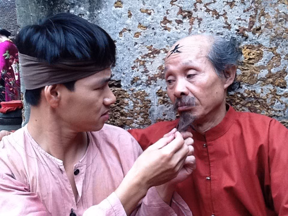"Vài năm nữa, cậu cũng có râu như tôi thôi, sờ cái gì"