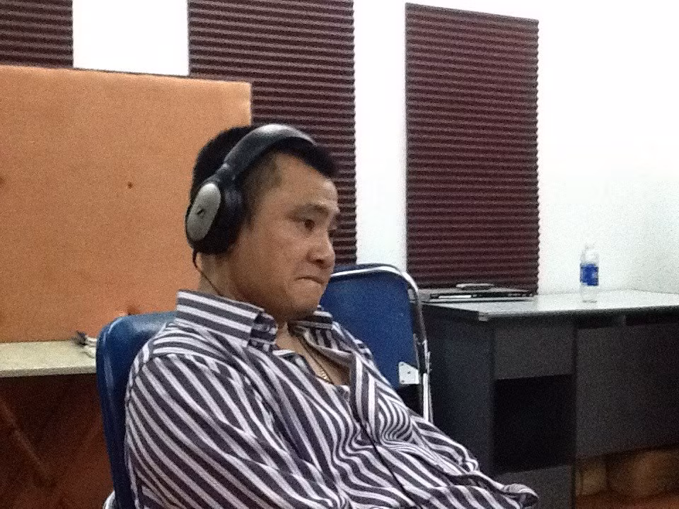 Ảnh Xuân Bắc dìm hàng Tự Long trong phòng lồng tiếng.