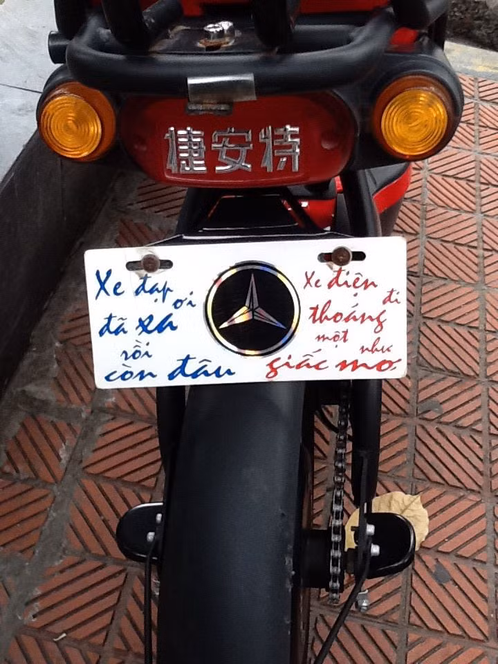 Xuân Bắc cũng thích đi xe đạp điện kiểu teen?
