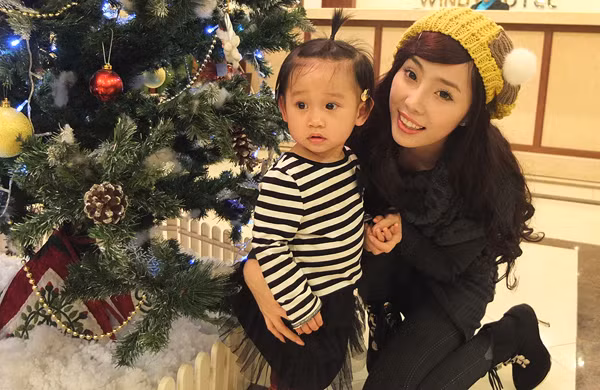 Nàng "Cá sấu chúa" rất thích trẻ con nên nhanh chóng bắt thân với bé Minh Thùy. Nàng "Cá sấu chúa" rất thích trẻ con nên nhanh chóng bắt thân với bé Minh Thùy.