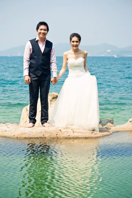 Chỉ ở độ tuổi đôi mươi nhưng Di Băng đã quyết định lên xe hoa cùng doanh nhân trẻ hoạt động trong lĩnh vực làm đẹp và bất động sản. Chỉ ở độ tuổi đôi mươi nhưng Di Băng đã quyết định lên xe hoa cùng doanh nhân trẻ hoạt động trong lĩnh vực làm đẹp và bất động sản.