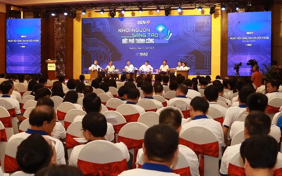 Những cuộc đối thoại mở giữa Ban lãnh đạo và các nhà “sáng tạo trẻ” tạo điều kiện thúc đẩy hoạt động nghiên cứu khoa học, sáng tạo ý tưởng tại BIDV. Những cuộc đối thoại mở giữa Ban lãnh đạo và các nhà “sáng tạo trẻ” tạo điều kiện thúc đẩy hoạt động nghiên cứu khoa học, sáng tạo ý tưởng tại BIDV.