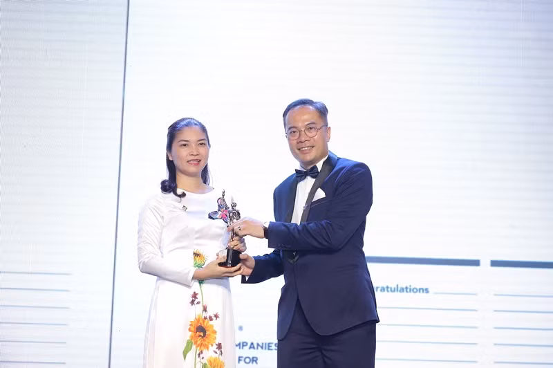 Bà Trần Thị Mỹ Hạnh - Phó Tổng giám đốc Tập đoàn Sun Group, đại diện nhận giải thưởng Top 50 doanh nghiệp có môi trường làm việc tốt nhất châu Á 2019 từ ông William Ng, Tổng biên tập tạp chí HR Asia. Bà Trần Thị Mỹ Hạnh - Phó Tổng giám đốc Tập đoàn Sun Group, đại diện nhận giải thưởng Top 50 doanh nghiệp có môi trường làm việc tốt nhất châu Á 2019 từ ông William Ng, Tổng biên tập tạp chí HR Asia.