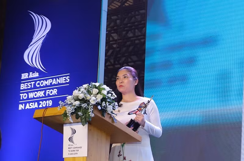 Bà Trần Thị Mỹ Hạnh - Phó Tổng giám đốc Tập đoàn Sun Group phát biểu tại Lễ trao giải. Bà Trần Thị Mỹ Hạnh - Phó Tổng giám đốc Tập đoàn Sun Group phát biểu tại Lễ trao giải.