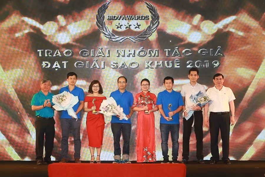 BIDV vinh danh các tác giả của những sáng kiến tiêu biểu đã được trao giải thưởng Sao Khuê năm 2019 của Hiệp hội Phần mềm và Dịch vụ Công nghệ thông tin Việt Nam (VINASA) BIDV vinh danh các tác giả của những sáng kiến tiêu biểu đã được trao giải thưởng Sao Khuê năm 2019 của Hiệp hội Phần mềm và Dịch vụ Công nghệ thông tin Việt Nam (VINASA)