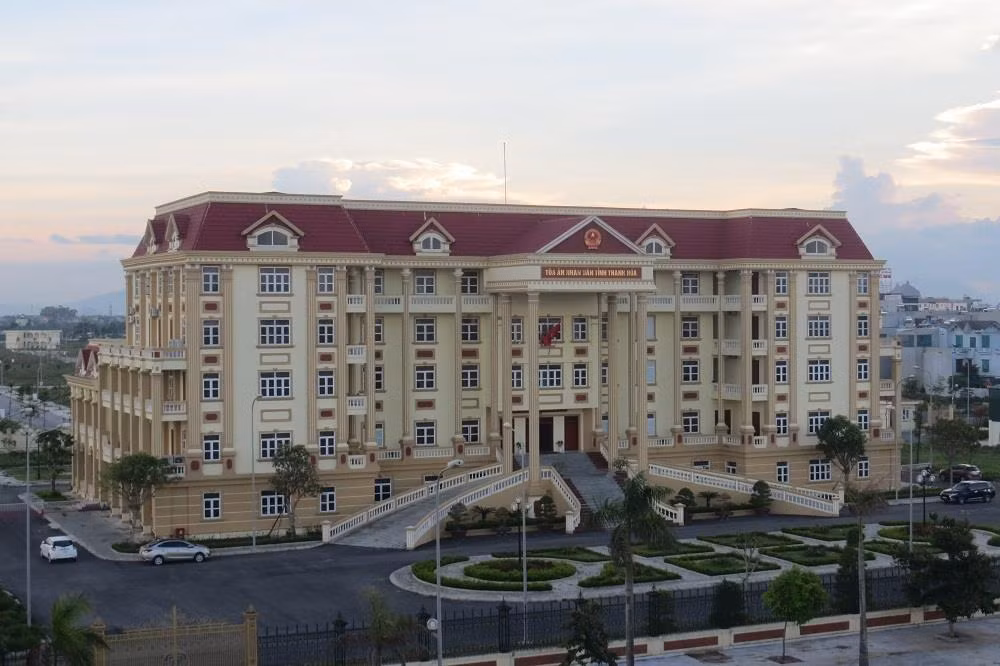 Tòa án nhân dân tỉnh Thanh Hóa nơi ông Hùng được điều động về công tác. Tòa án nhân dân tỉnh Thanh Hóa nơi ông Hùng được điều động về công tác.