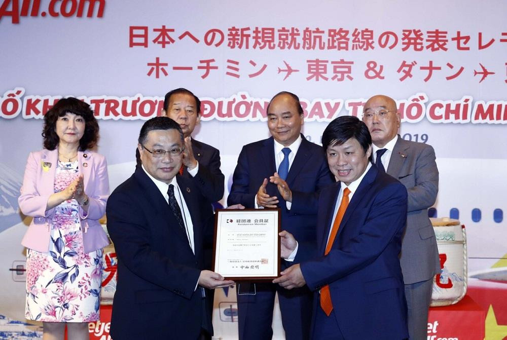 Đại diện Keidanren trao Chứng nhận thành viên cho đại diện lãnh đạo Vietjet trước sự chứng kiến của đại diện chính phủ hai nước.