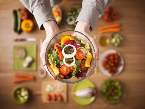 Bạn nên ăn các loại thực phẩm giúp tăng mức độ leptin và giảm mức ghrelin nhằm kiểm soát đói bụng (Ảnh: theo boldsky).