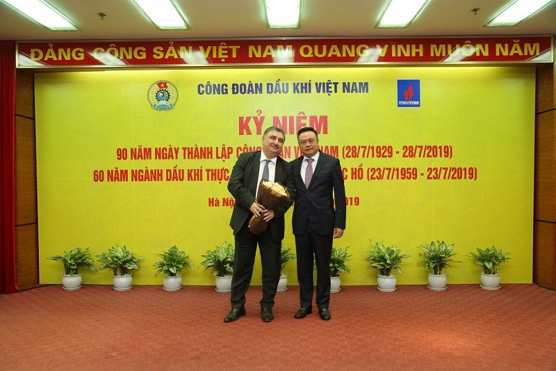 Chủ tịch Hội đồng thành viên PVN - ông Trần Sỹ Thanh tặng hoa cho Đại biện Đại sứ quán Azerbaijan tại Việt Nam Tamerlan Khalilov. Chủ tịch Hội đồng thành viên PVN - ông Trần Sỹ Thanh tặng hoa cho Đại biện Đại sứ quán Azerbaijan tại Việt Nam Tamerlan Khalilov.
