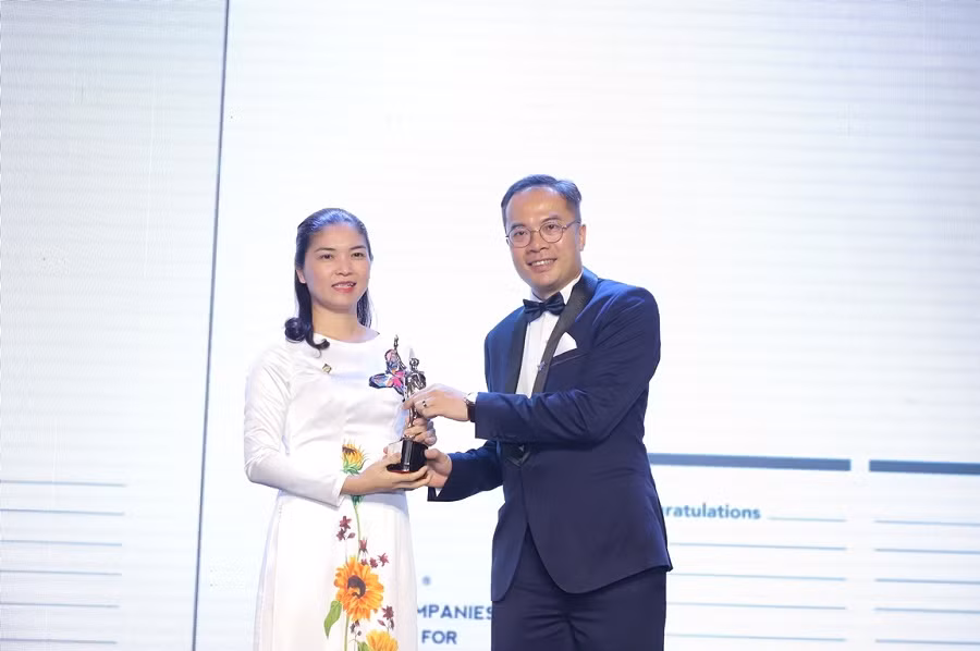 Bà Trần Thị Mỹ Hạnh - Phó TGĐ Tập đoàn Sun Group đại diện nhận giải thưởng Top 50 doanh nghiệp có môi trường làm việc tốt nhất châu Á 2019 từ ông Will.