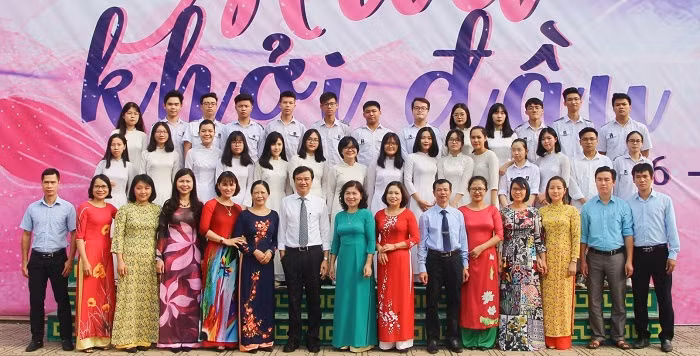 Cô Thủy (áo tân thời đứng thứ tư hàng đầu, tính từ bên phải) cùng tập thể thầy cô chụp ảnh lưu niệm với học sinh lớp 12 Pháp (k26), Chuyên Bắc Giang. Ảnh: PA