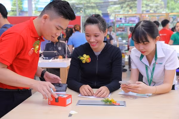 Khách hàng được tư vấn dịch vụ trả góp 0% lãi suất tại VinPro.