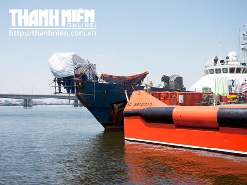 Công nhân đang sửa chữa mũi tàu CSB 4033