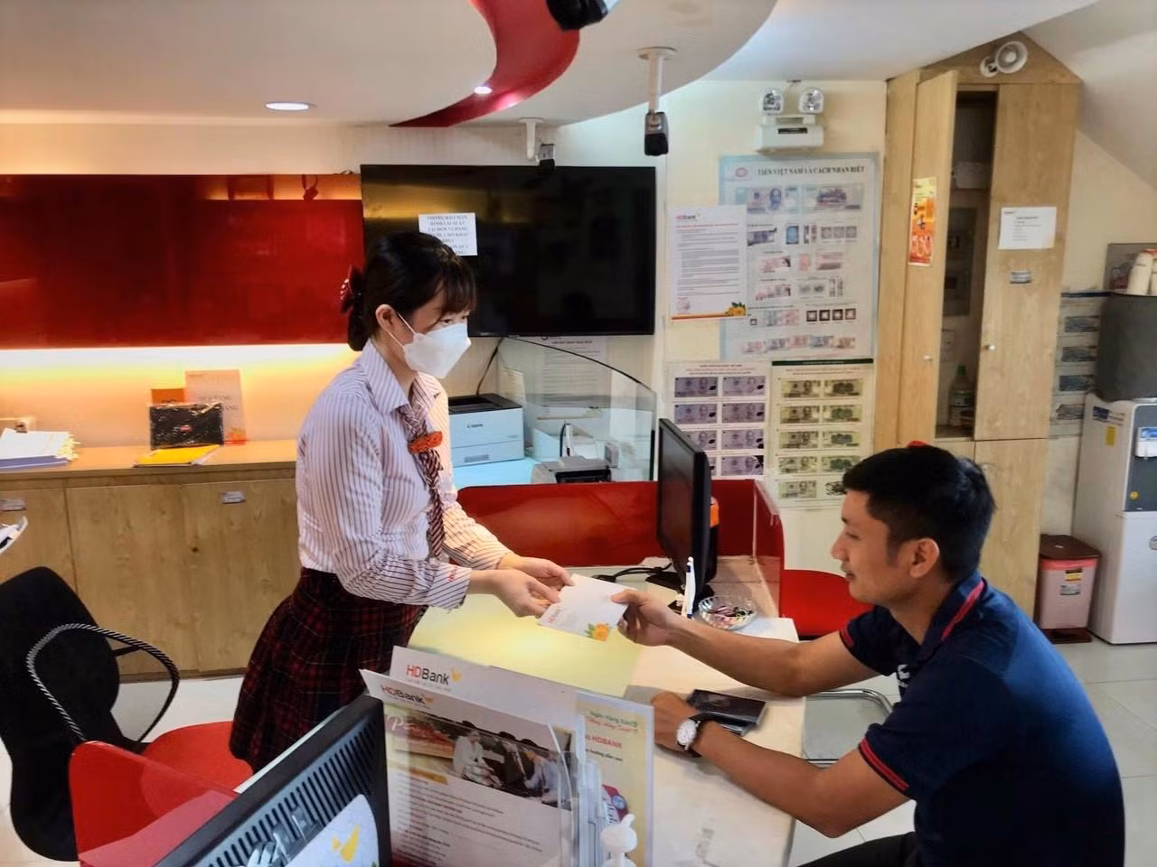 Khách hàng đến nhận ngoại tệ mặt tại quầy giao dịch của HDBank Trường Sơn, cách sân bay Tân Sơn Nhất chỉ 300m Khách hàng đến nhận ngoại tệ mặt tại quầy giao dịch của HDBank Trường Sơn, cách sân bay Tân Sơn Nhất chỉ 300m
