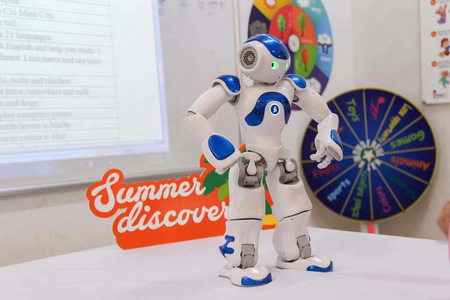 iSMART Education là đơn vị đầu tiên đưa trí tuệ nhân tạo - robot NAO vào thí điểm giảng dạy tiếng Anh ở một số trường công lập tại Việt Nam iSMART Education là đơn vị đầu tiên đưa trí tuệ nhân tạo - robot NAO vào thí điểm giảng dạy tiếng Anh ở một số trường công lập tại Việt Nam