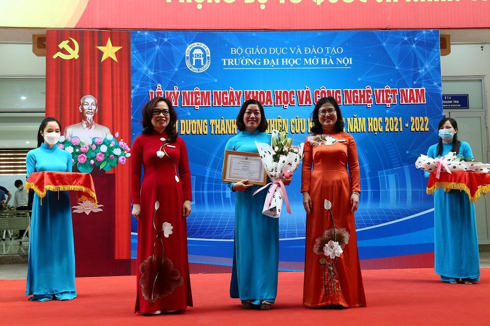 Các cán bộ, giảng viên được vinh danh trong buổi lễ. Ảnh: NTCC