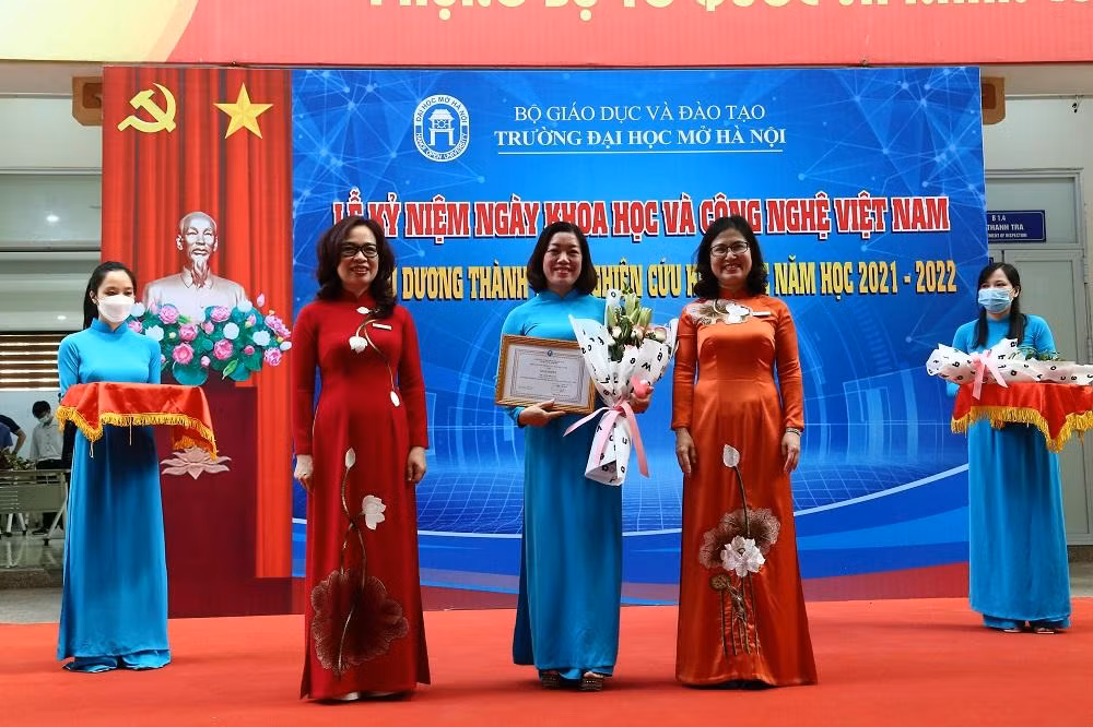 Các cán bộ, giảng viên được vinh danh trong buổi lễ. Ảnh: NTCC