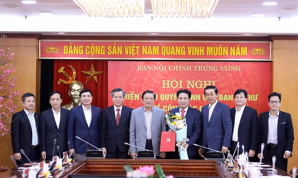 Các đồng chí lãnh đạo Ban Nội chính Trung ương và đại diện Ban Đảng Trung ương chúc mừng đồng chí Nguyễn Văn Yên Các đồng chí lãnh đạo Ban Nội chính Trung ương và đại diện Ban Đảng Trung ương chúc mừng đồng chí Nguyễn Văn Yên