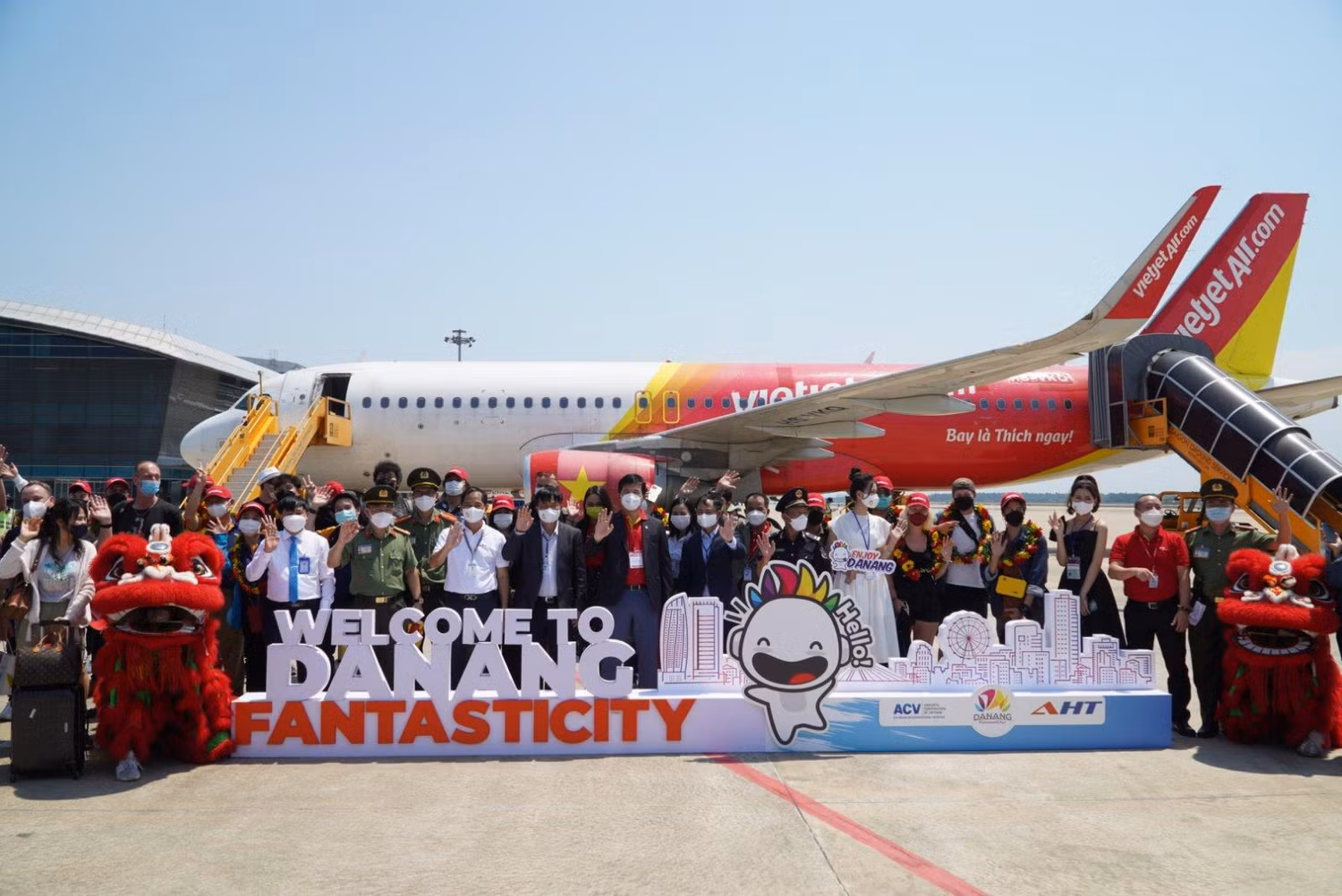 Đại diện lãnh đạo thành phố Đà Nẵng, sân bay và Vietjet chào mừng chuyến bay quốc tế đầu tiên đến Đà Nẵng
