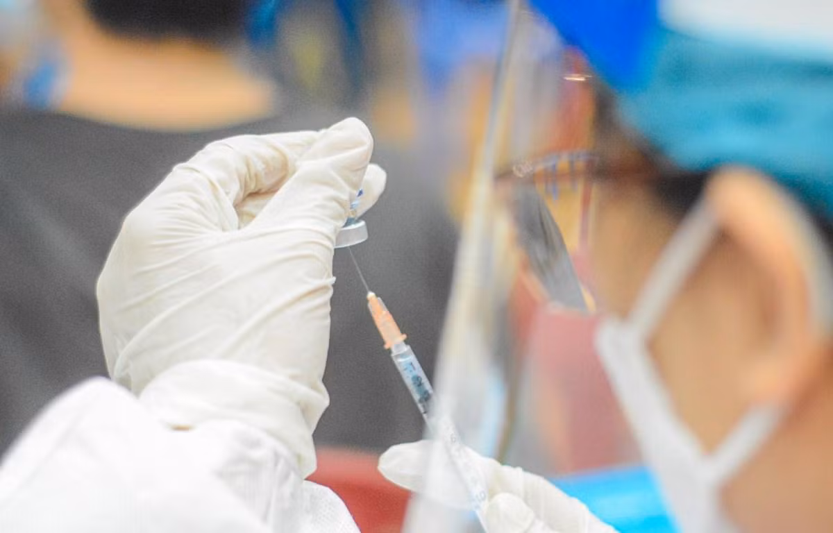 Từ ngày 15/4, Bộ Y tế sẽ thực hiện ký tập trung để cấp hộ chiếu vaccine cho người dân. (Ảnh: TTXVN/Vietnam+) Từ ngày 15/4, Bộ Y tế sẽ thực hiện ký tập trung để cấp hộ chiếu vaccine cho người dân. (Ảnh: TTXVN/Vietnam+)