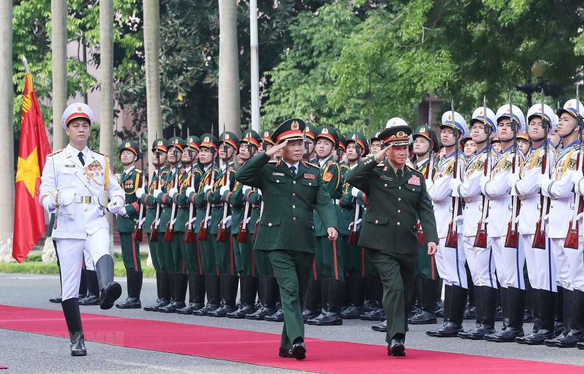Thượng tướng Nguyễn Tân Cương và Trung tướng Khamliang Outhakaysone duyệt đội Danh dự Quân đội nhân dân Việt Nam. (Ảnh: Trọng Đức/TTXVN)