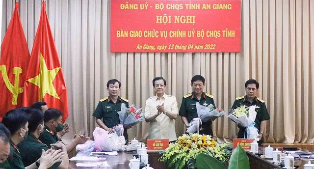 Bí thư Tỉnh ủy An Giang chúc mừng các đồng chí được bổ nhiệm chức vụ mới. Bí thư Tỉnh ủy An Giang chúc mừng các đồng chí được bổ nhiệm chức vụ mới.