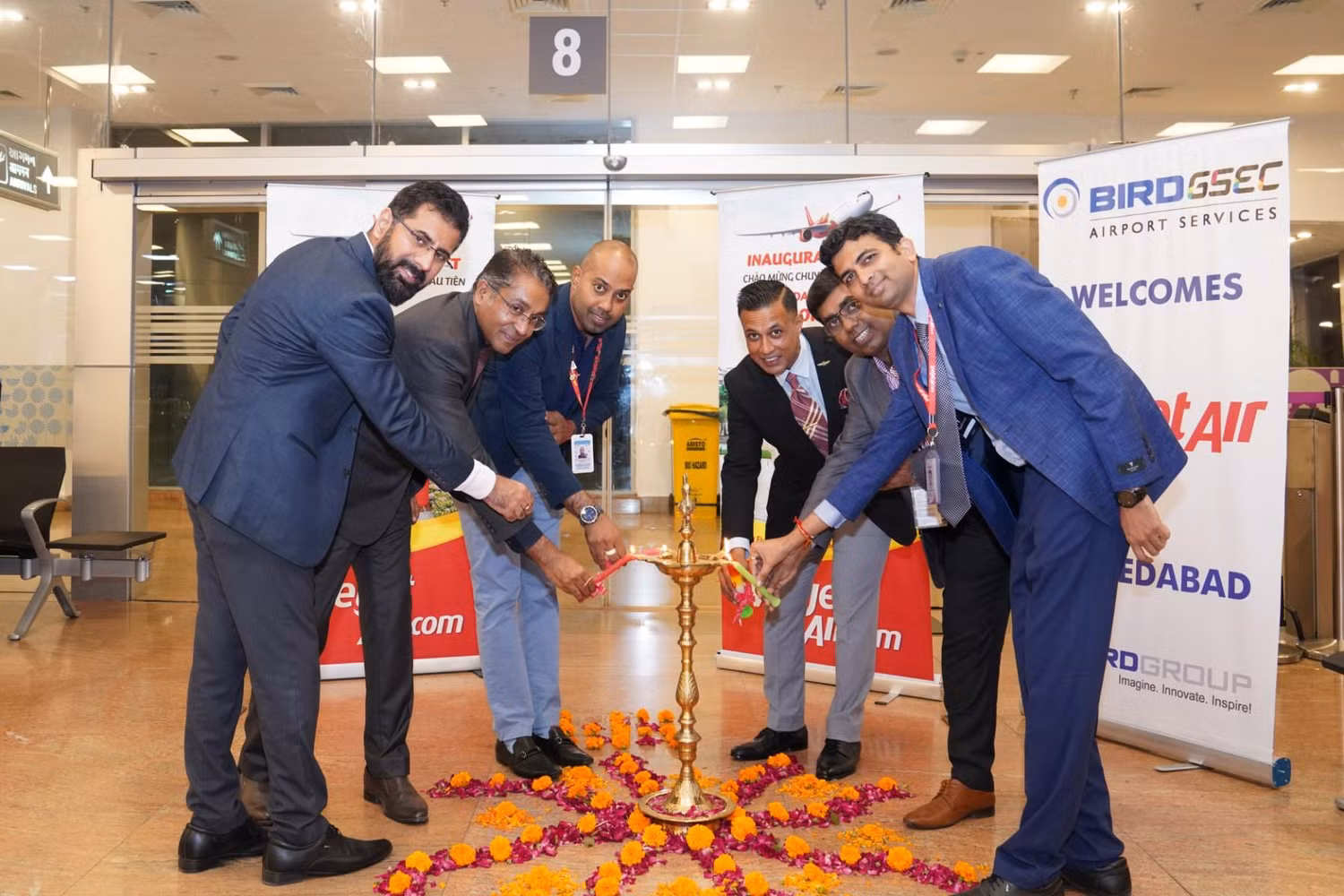 Đại diện sân bay Ahmedabad và Vietjet thực hiện nghi thức truyền thống Ấn Độ trước chuyến bay đầu tiên kết nối Ahmedabad với Hà Nội, Thành phố Hồ Chí Minh Đại diện sân bay Ahmedabad và Vietjet thực hiện nghi thức truyền thống Ấn Độ trước chuyến bay đầu tiên kết nối Ahmedabad với Hà Nội, Thành phố Hồ Chí Minh
