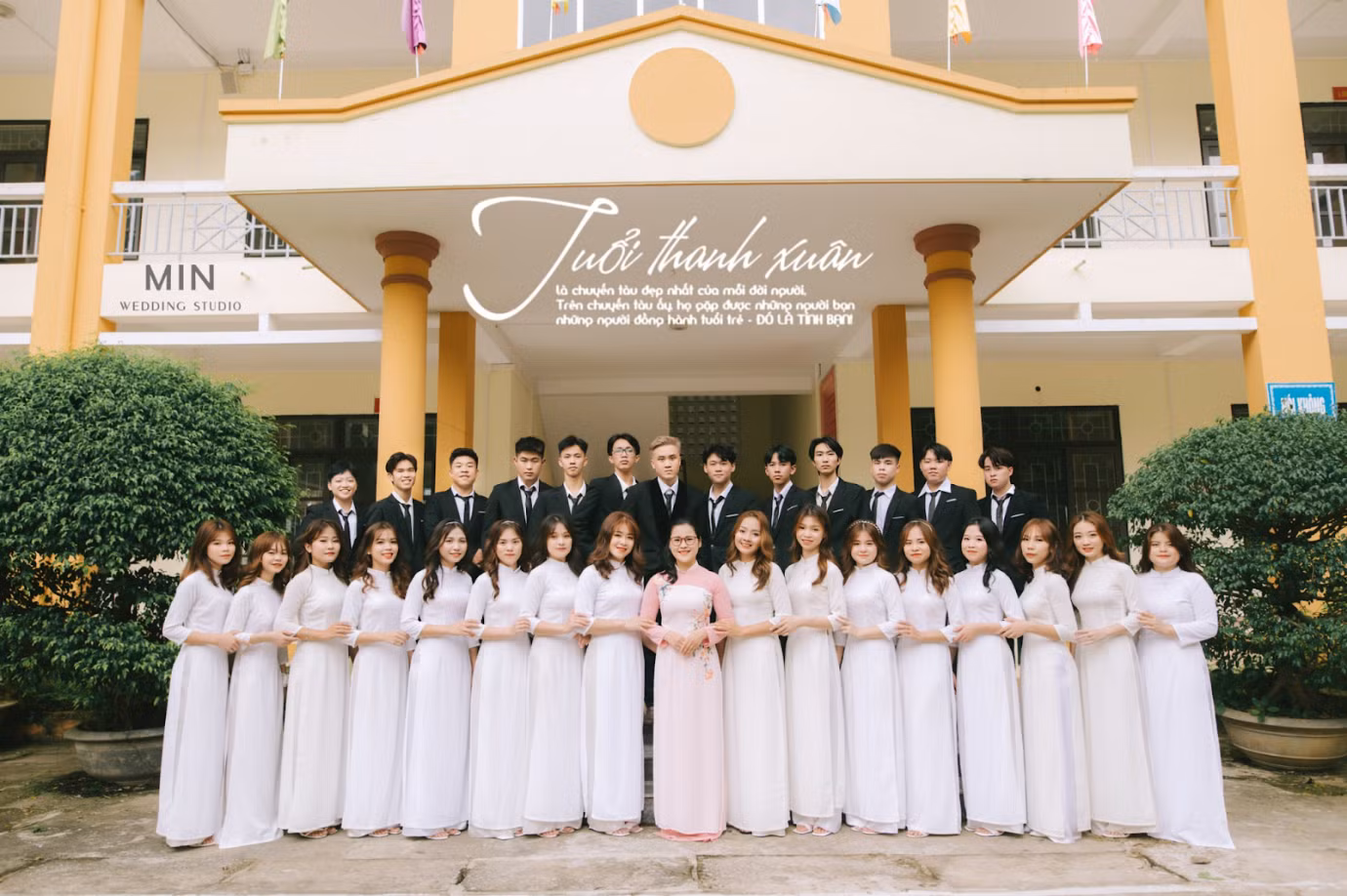 Thái Sơn cùng cô giáo chủ nhiệm và các bạn cùng lớp trong bộ ảnh kỷ yếu cuối khoá. (Ảnh: Nhân vật cung cấp)