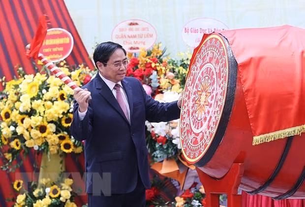 Thủ tướng Phạm Minh Chính đánh trống khai giảng năm học mới tại Trường Tiểu học Đoàn Thị Điểm. (Ảnh: Dương Giang/TTXVN) Thủ tướng Phạm Minh Chính đánh trống khai giảng năm học mới tại Trường Tiểu học Đoàn Thị Điểm. (Ảnh: Dương Giang/TTXVN)