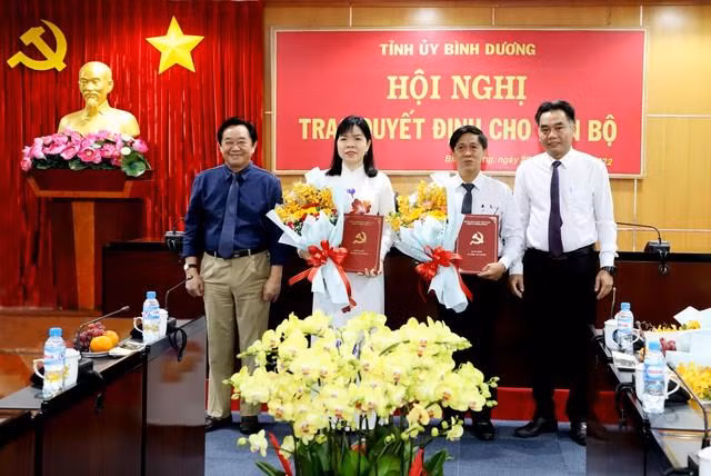Lãnh đạo tỉnh Bình Dương trao quyết định và chúc mừng các cán bộ được điều động, phê chuẩn giữ chức vụ mới.