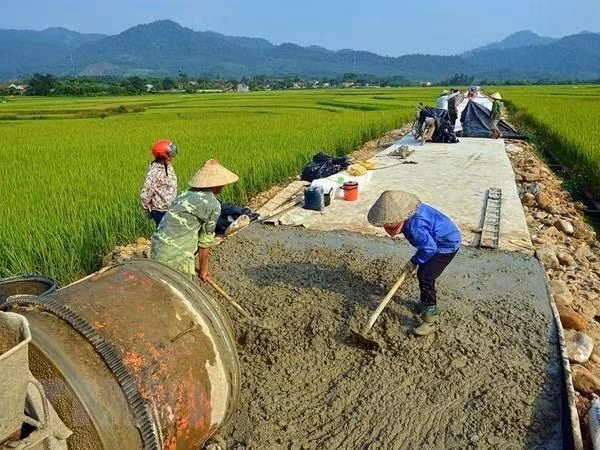 Làm đường giao thông nông thôn. (Ảnh minh họa: TTXVN)