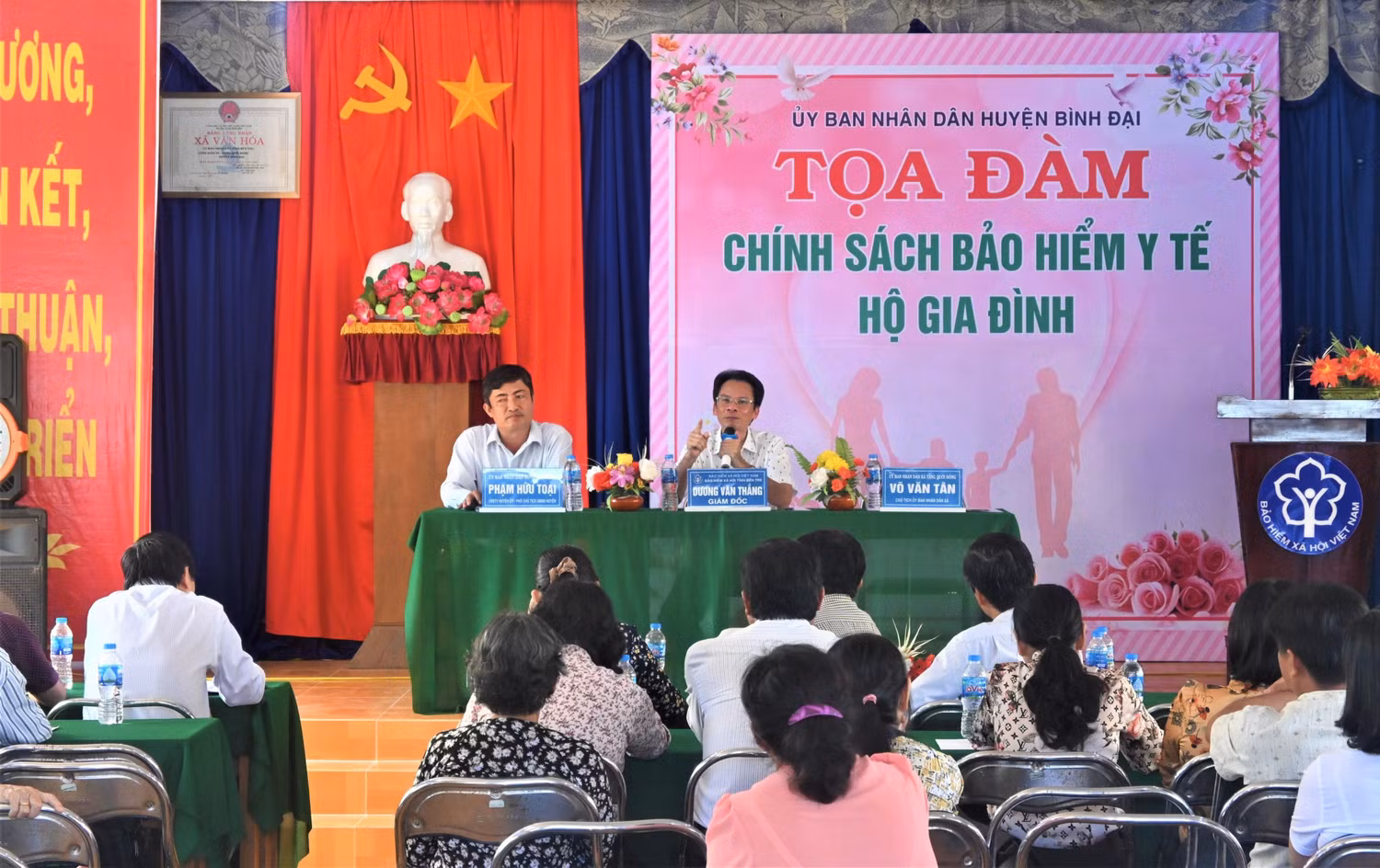 Tọa đàm chính sách bảo hiểm y tế hộ gia đình tại xã Vang Quới Đông, huyện Bình Đại, tỉnh Bến Tre.