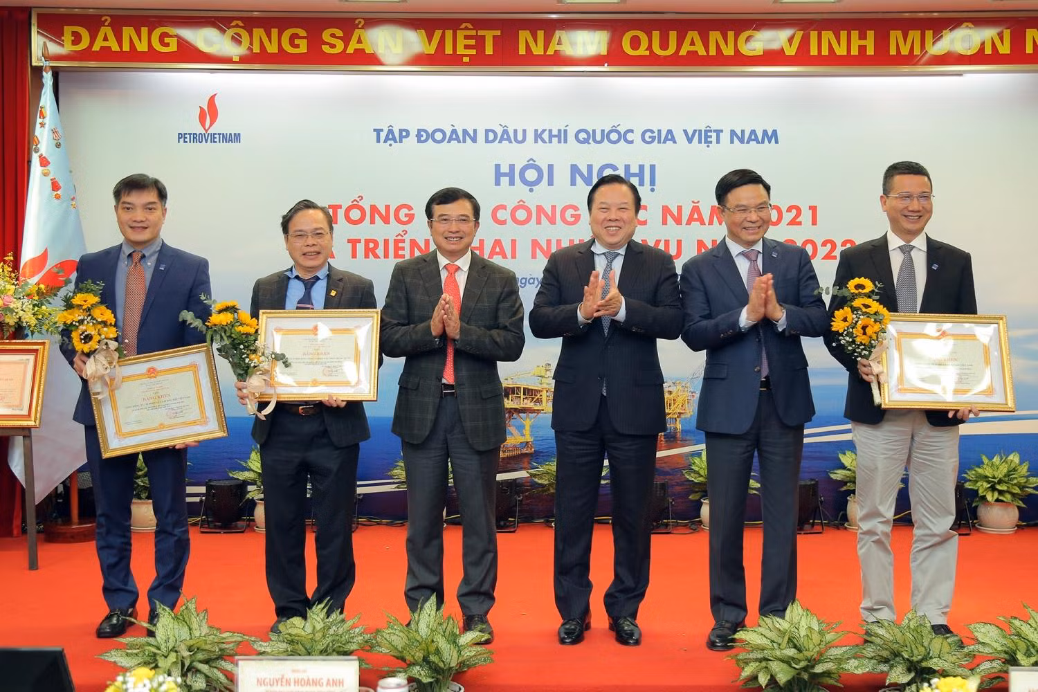 Tặng thưởng Bằng khen của Tổng Giám đốc Tập đoàn cho 04 tập thể đã nỗ lực khắc phục khó khăn, đạt kết quả tích cực trong hoạt động sản xuất kinh doanh năm 2021