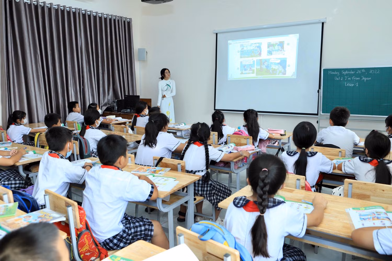 Phòng học Tiếng Anh cũng được trang bị máy chiếu với nội dung bài giảng sinh động, tạo sự hứng thú cho các em học sinh