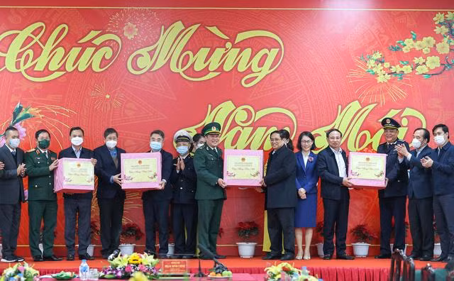 Thủ tướng tặng quà các lực lượng chức năng đang làm việc tại cửa khẩu quốc tế Móng Cái. Ảnh: VGP/Nhật Bắc