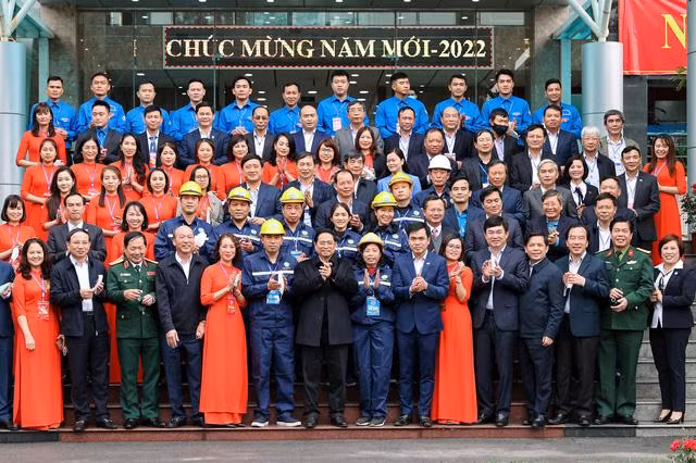 Thủ tướng chụp ảnh lưu niệm cùng cán bộ, công nhân lao động ngành than. Ảnh: VGP/Nhật Bắc