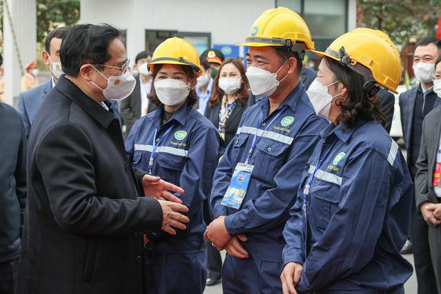 Thủ tướng thăm hỏi đời sống, sức khỏe, công việc và gửi lời chúc sức khỏe, hạnh phúc, thành công tới công nhân lao động ngành than. Ảnh: VGP/Nhật Bắc Thủ tướng thăm hỏi đời sống, sức khỏe, công việc và gửi lời chúc sức khỏe, hạnh phúc, thành công tới công nhân lao động ngành than. Ảnh: VGP/Nhật Bắc