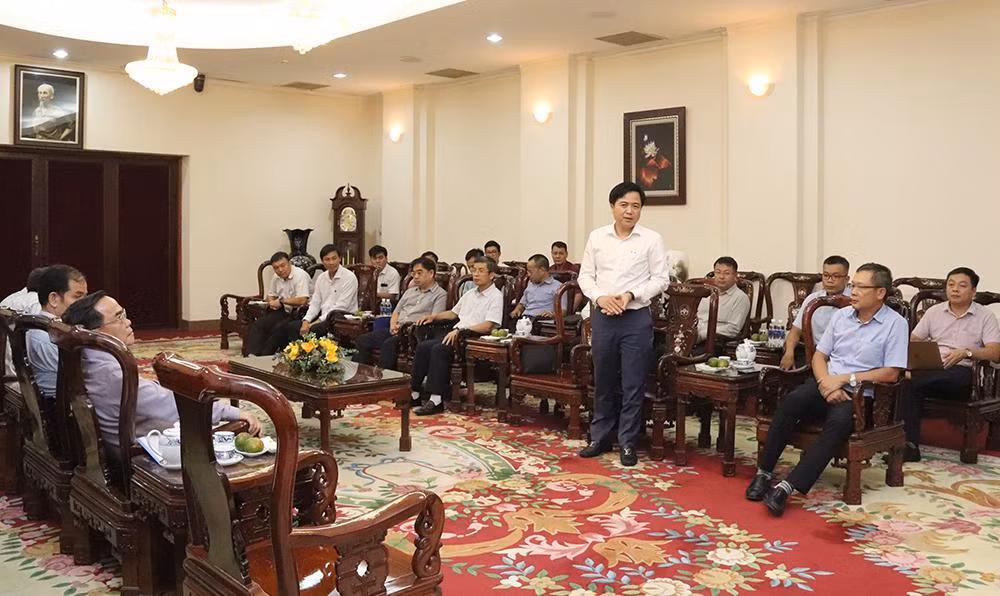 Phó Tổng giám đốc EVNNPT, kiêm giám đốc SPMB – Trương Hữu Thành báo cáo tại buổi làm việc Phó Tổng giám đốc EVNNPT, kiêm giám đốc SPMB – Trương Hữu Thành báo cáo tại buổi làm việc