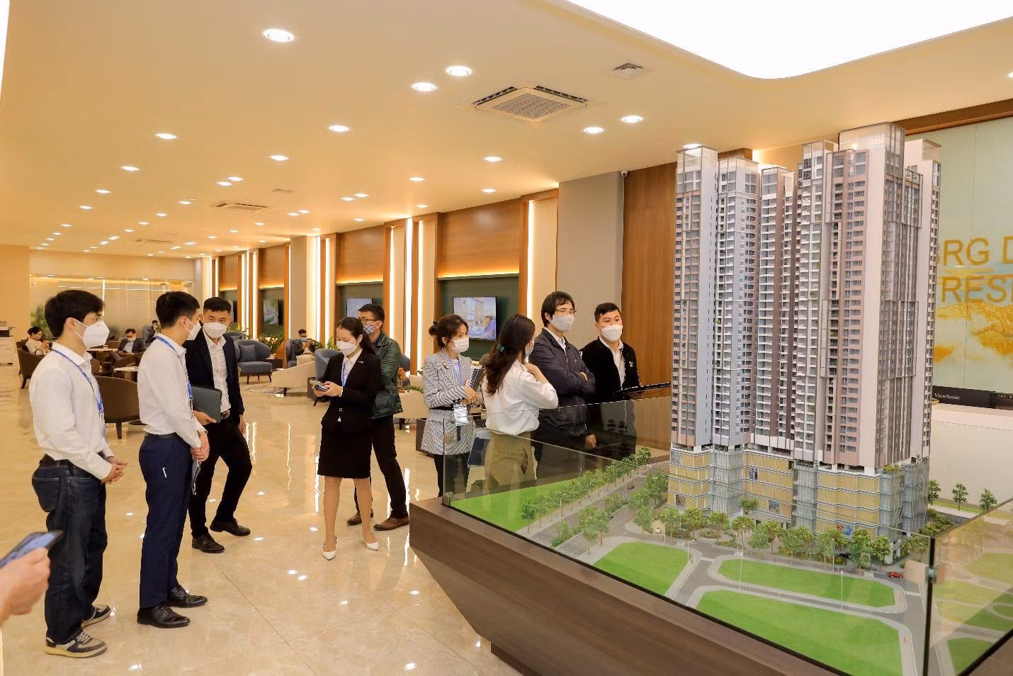 Khách hàng tới tham quan căn hộ mẫu tại Diamond Residence Hà Nội