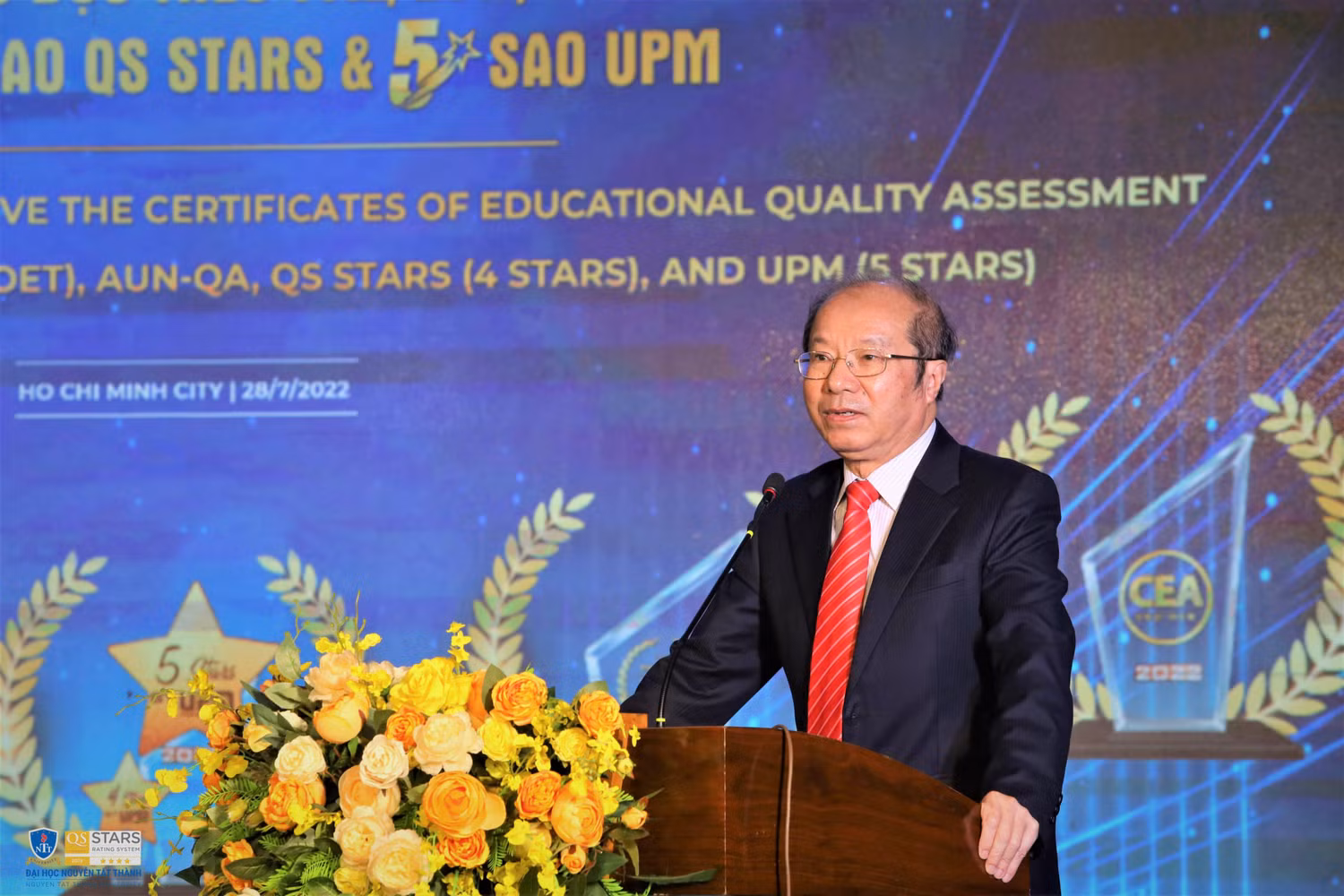 Giáo sư Bành Tiến Long