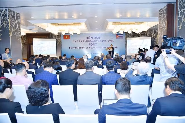 Diễn đàn là cơ hội để hai bên trao đổi và thiết lập các cơ hội hợp tác đầu tư kinh doanh mới, góp phần thúc đẩy mạnh mẽ hơn nữa quan hệ hợp tác kinh tế, thương mại đầu tư Việt Nam – Cuba. Ảnh: VGP/Quang Thương