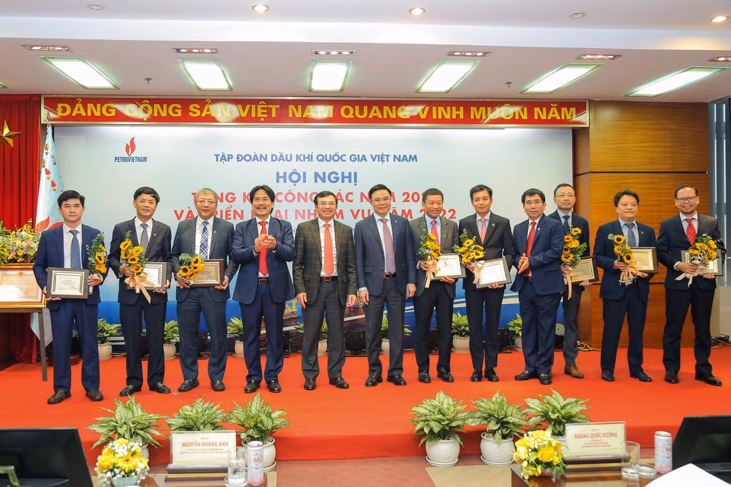 Vinh danh, tặng biểu trưng cho 08 tập thể tiêu biểu trong công tác xây dựng và triển khai chuỗi giá trị ngành Dầu khí