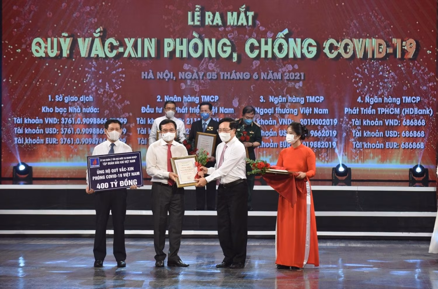 Chủ tịch Hội đồng Thành viên Petrovietnam Hoàng Quốc Vượng trao số tiền ủng hộ 400 tỉ đồng cho Quỹ vắc-xin phòng, chống Covid-19