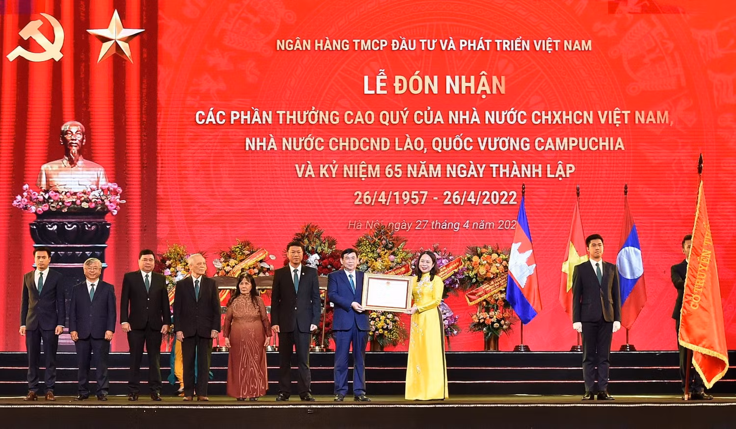 Phó Chủ tịch nước Cộng hòa xã hội chủ nghĩa Việt Nam Võ Thị Ánh Xuân trao Quyết định tặng thưởng Huân chương Lao động hạng Ba cho đại diện Lãnh đạo BIDV Phó Chủ tịch nước Cộng hòa xã hội chủ nghĩa Việt Nam Võ Thị Ánh Xuân trao Quyết định tặng thưởng Huân chương Lao động hạng Ba cho đại diện Lãnh đạo BIDV